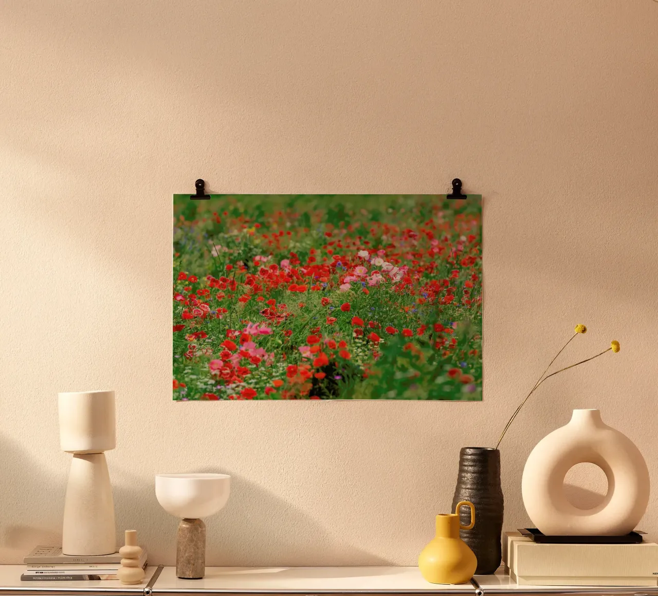 Mixed Poppy Landscape poster con telaio in plastica da Curious Collections by Marielle Leenders