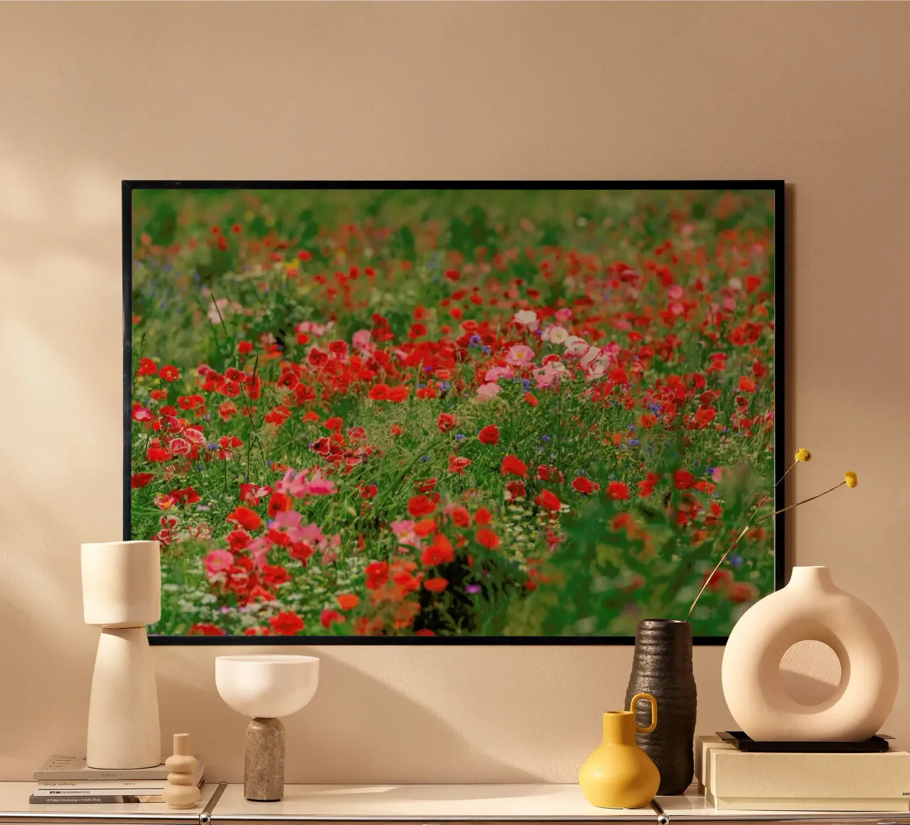 Mixed Poppy Landscape poster con telaio in plastica da Curious Collections by Marielle Leenders