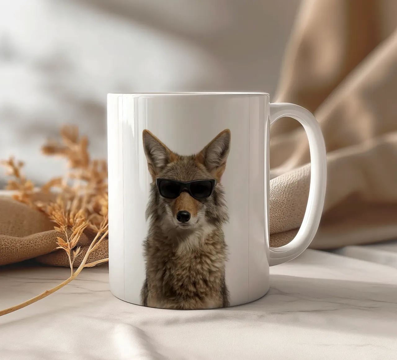 Coyote cool con occhiali da sole tazza in ceramica da Brandi N Huskey