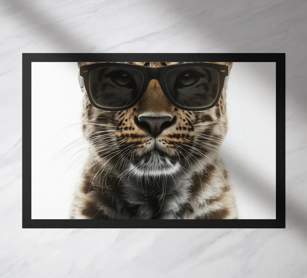 Leopardo cool con occhiali da sole ritratto zerbino da Brandi N Huskey