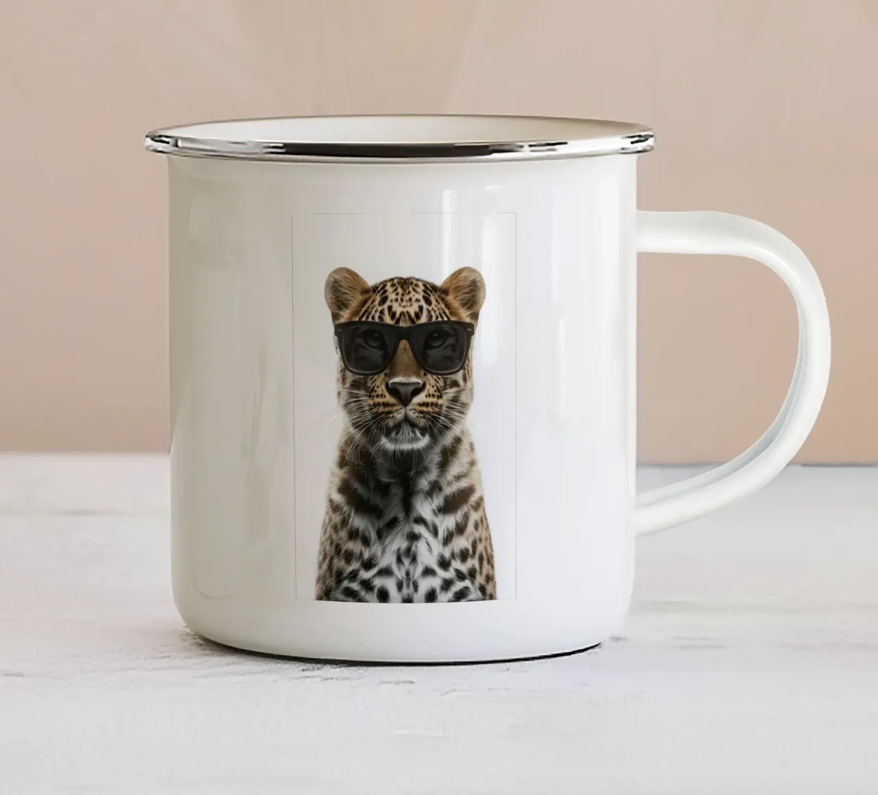 Leopardo cool con occhiali da sole ritratto tazza in smalto da Brandi N Huskey