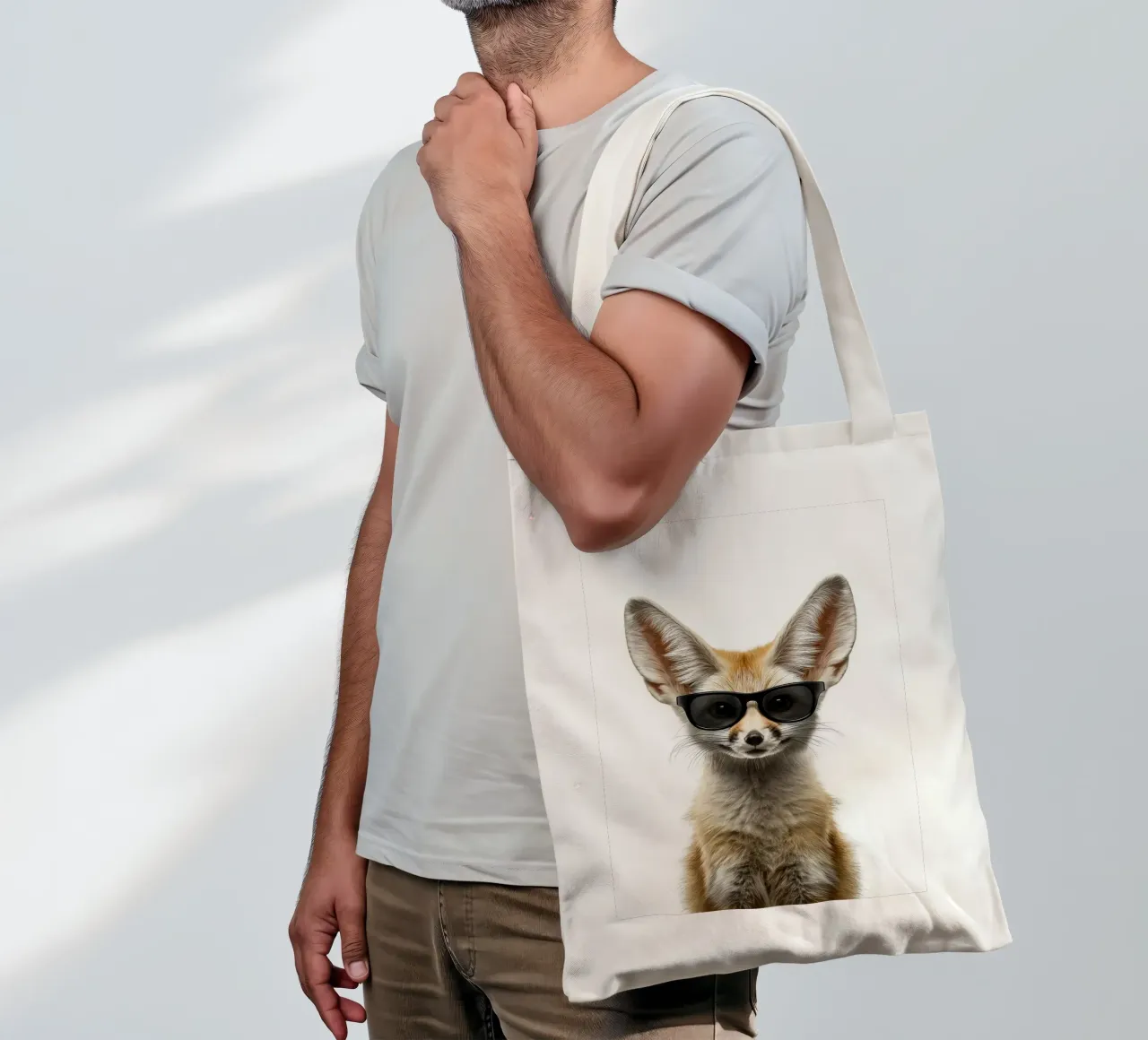 Volpe Fennec con occhiali da sole borsa in juta da Brandi N Huskey