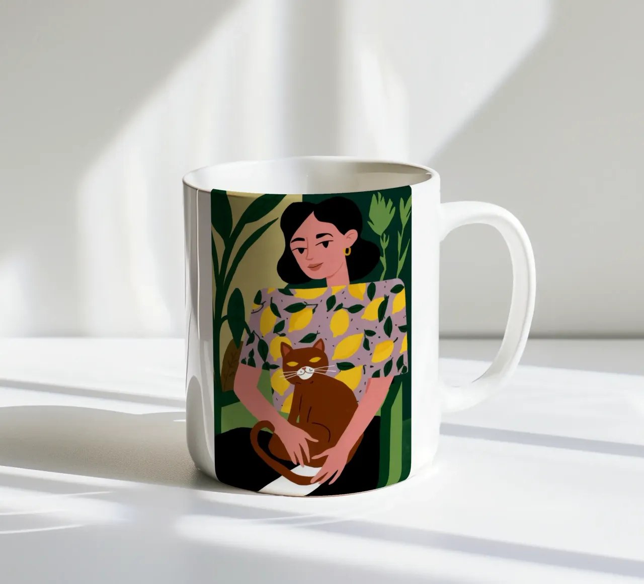 Donna con gatto in braccio tazza in ceramica da Marigold Tiga