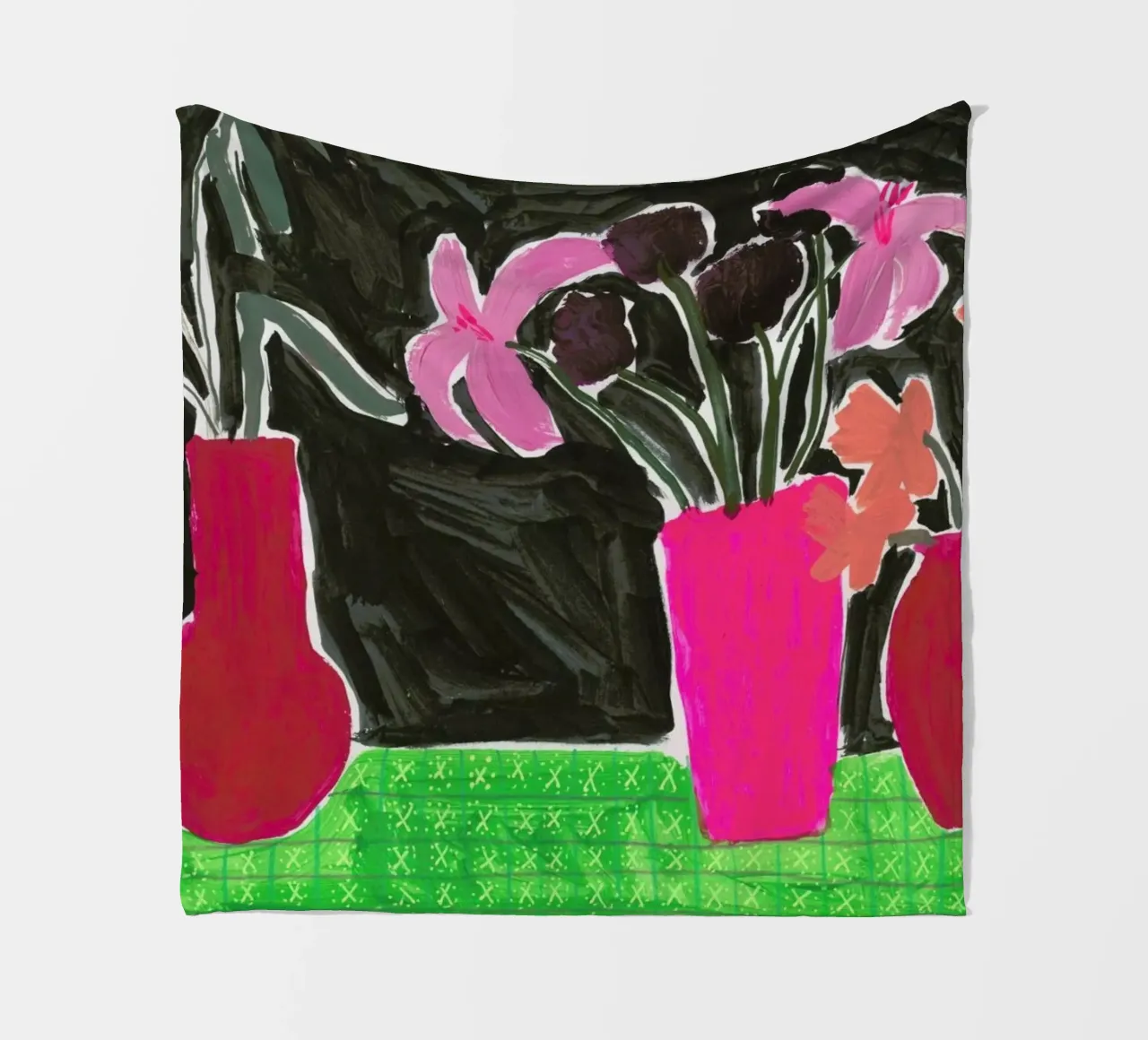 Flowers In Vases On Patterned Tablecloth coperta in pile da Sonia Brittain