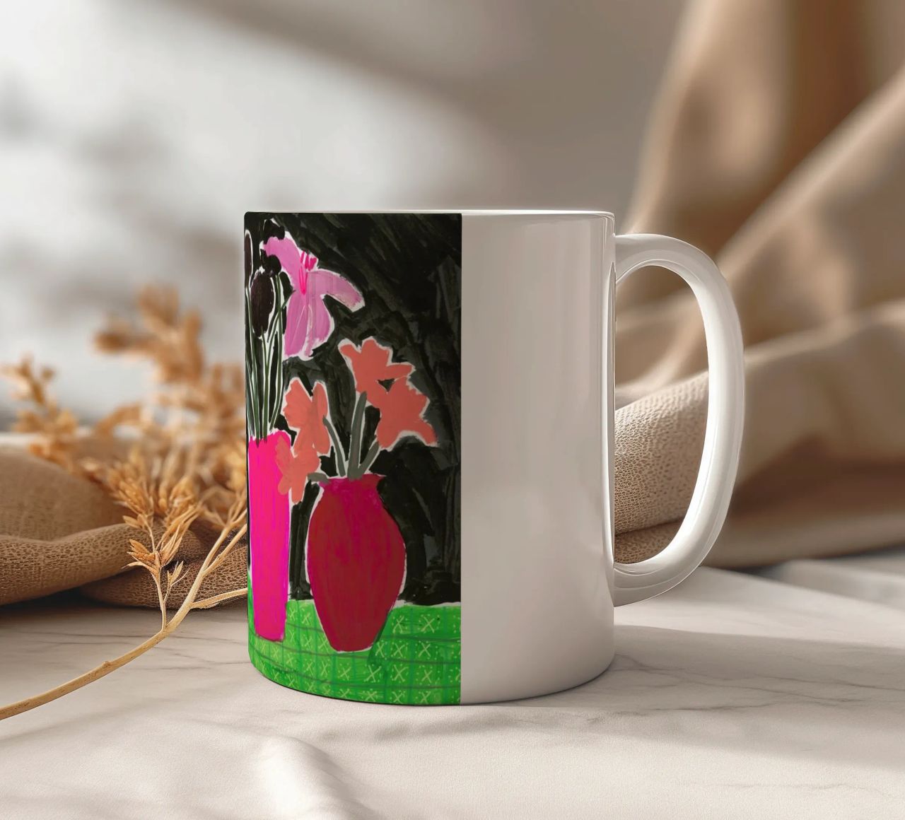 Flowers In Vases On Patterned Tablecloth tazza in ceramica da Sonia Brittain