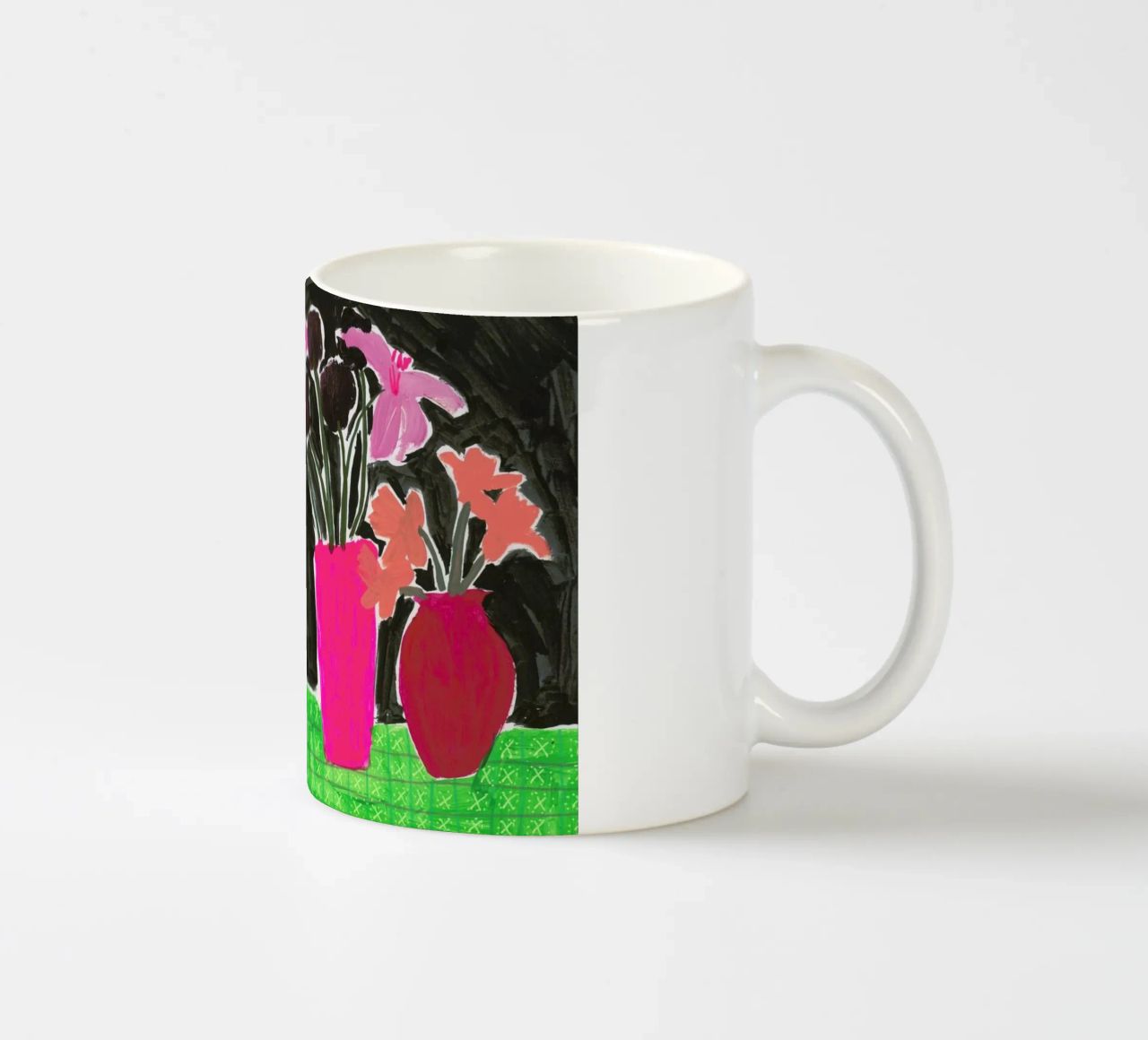 Flowers In Vases On Patterned Tablecloth tazza in ceramica da Sonia Brittain