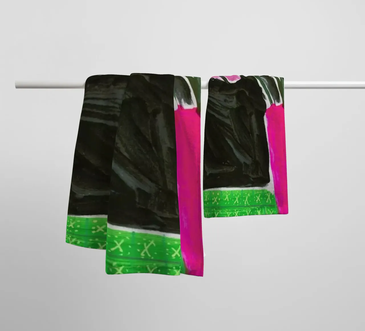 Flowers In Vases On Patterned Tablecloth serviette de bain de Sonia Brittain