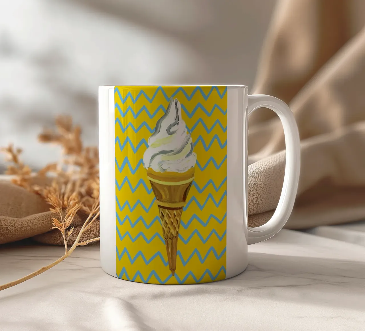 Ice Cream Yellow Zigzag tazza in ceramica da Alice Straker
