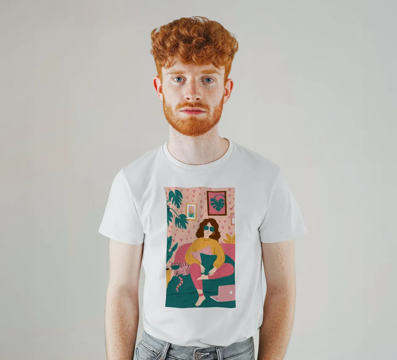Donna che tiene in mano una pianta t-shirt da Pale Aura