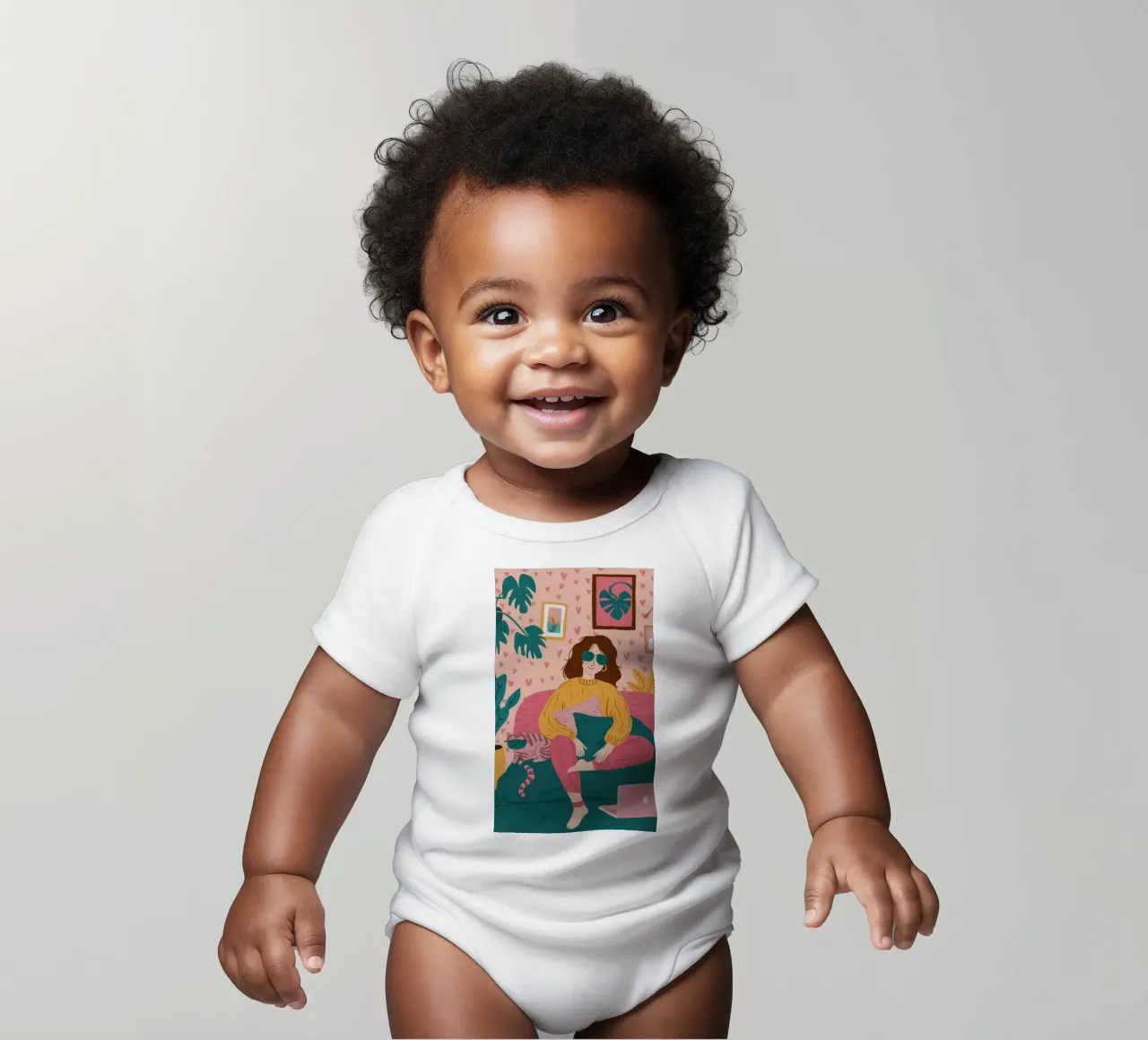 Femme tenant une plante body bébé de Pale Aura