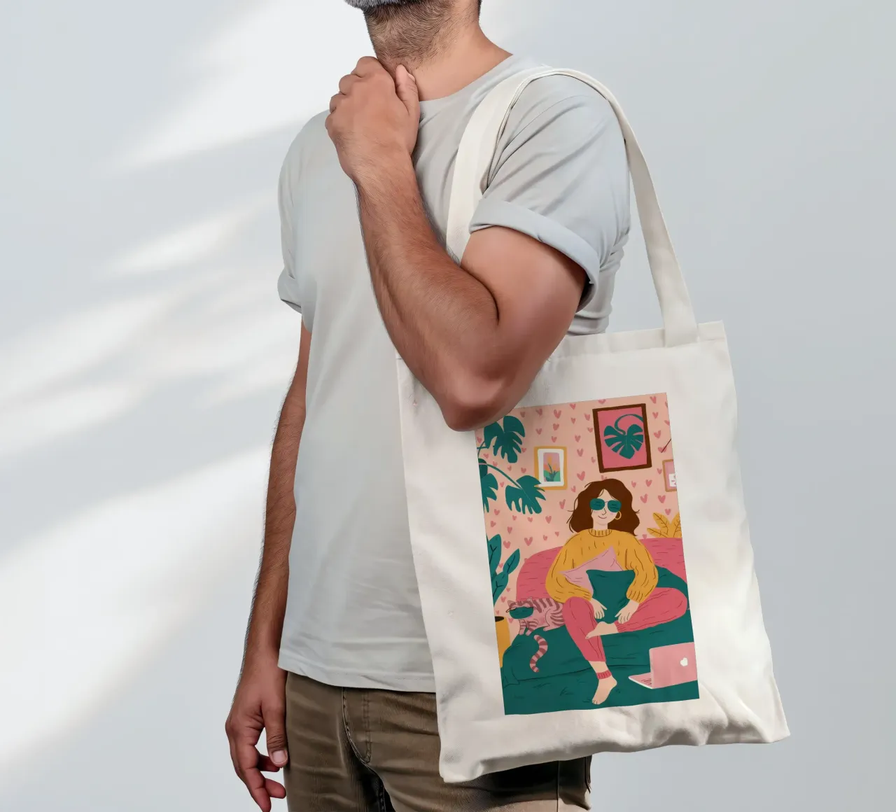 Donna che tiene in mano una pianta borsa in juta da Pale Aura