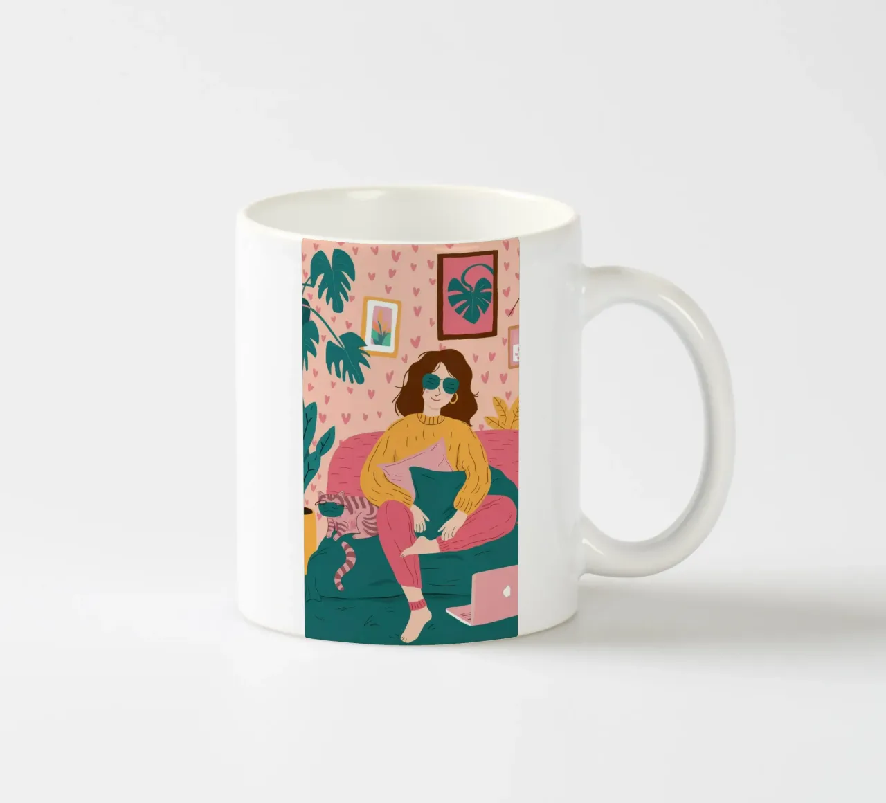Donna che tiene in mano una pianta tazza in ceramica da Pale Aura