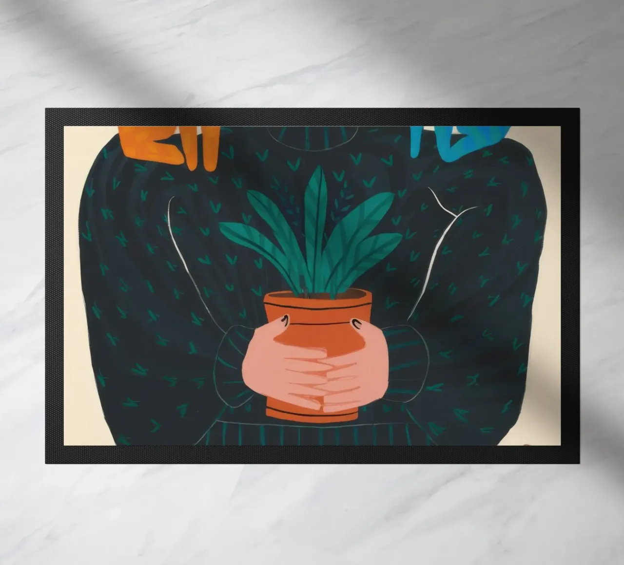 Donna che tiene in mano un vaso per piante zerbino da Marigold Tiga