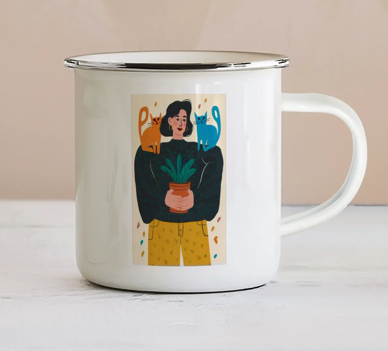 Donna che tiene in mano un vaso per piante tazza in smalto da Marigold Tiga