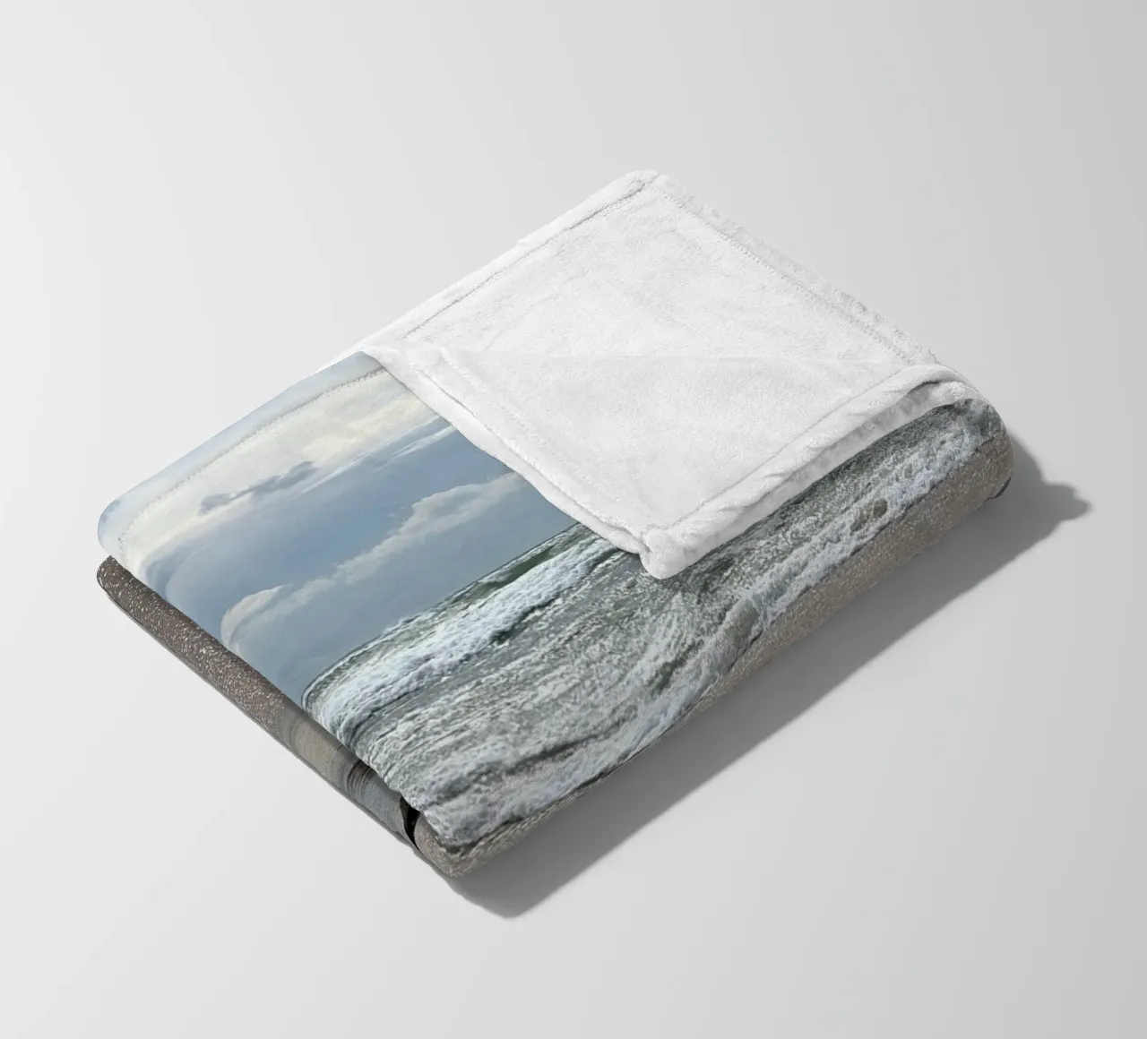 Cielo tempestoso e gabbiani di terra sulla spiaggia di Matosinhos a Porto coperta in pile da byrieneke