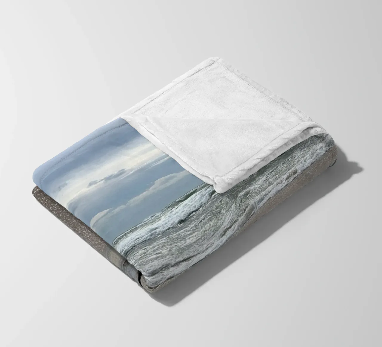 Cielo tempestoso e gabbiani di terra sulla spiaggia di Matosinhos a Porto coperta in pile da byrieneke