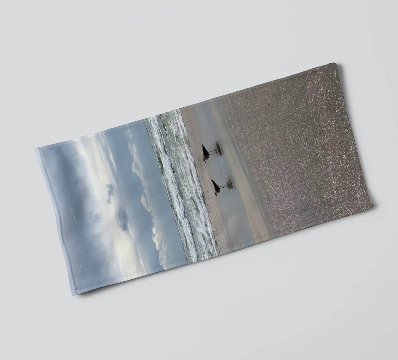 Cielo tempestoso e gabbiani di terra sulla spiaggia di Matosinhos a Porto asciugamano da bagno da byrieneke