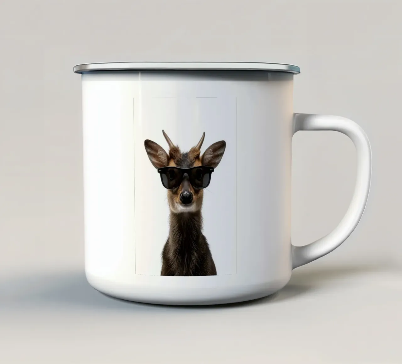 Ritratto di Muntjac fresco con occhiali da sole tazza in smalto da Brandi N Huskey