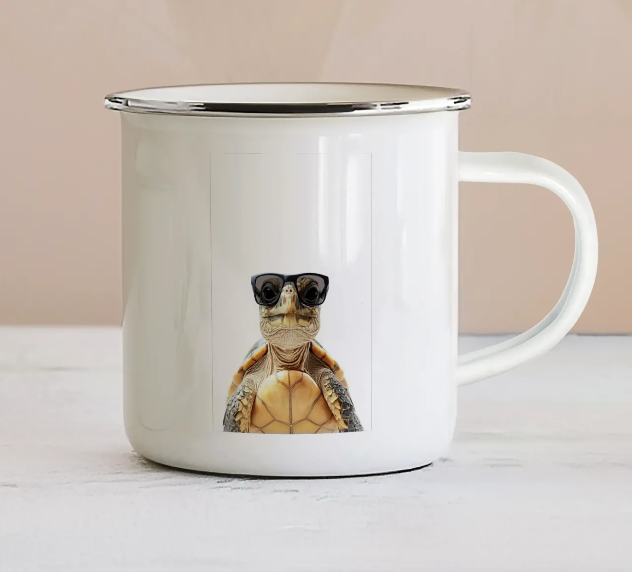 Tartaruga cool con occhiali da sole tazza in smalto da Brandi N Huskey