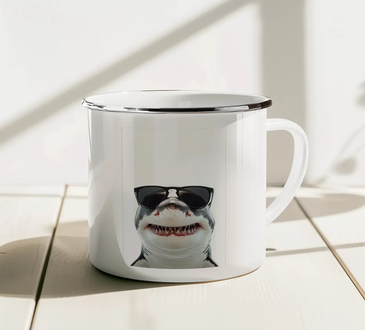 Squalo bianco con occhiali da sole tazza in smalto da Brandi N Huskey