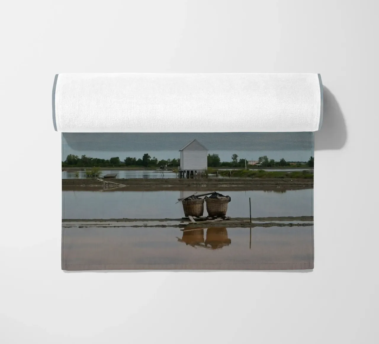 Salt Lake of Mae Klong in Thailand telo mare da byrieneke