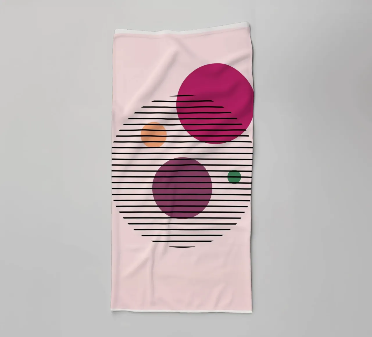 Abstract Circles – Geometrische Kunst in Rosa Handtuch von Studio Vibe