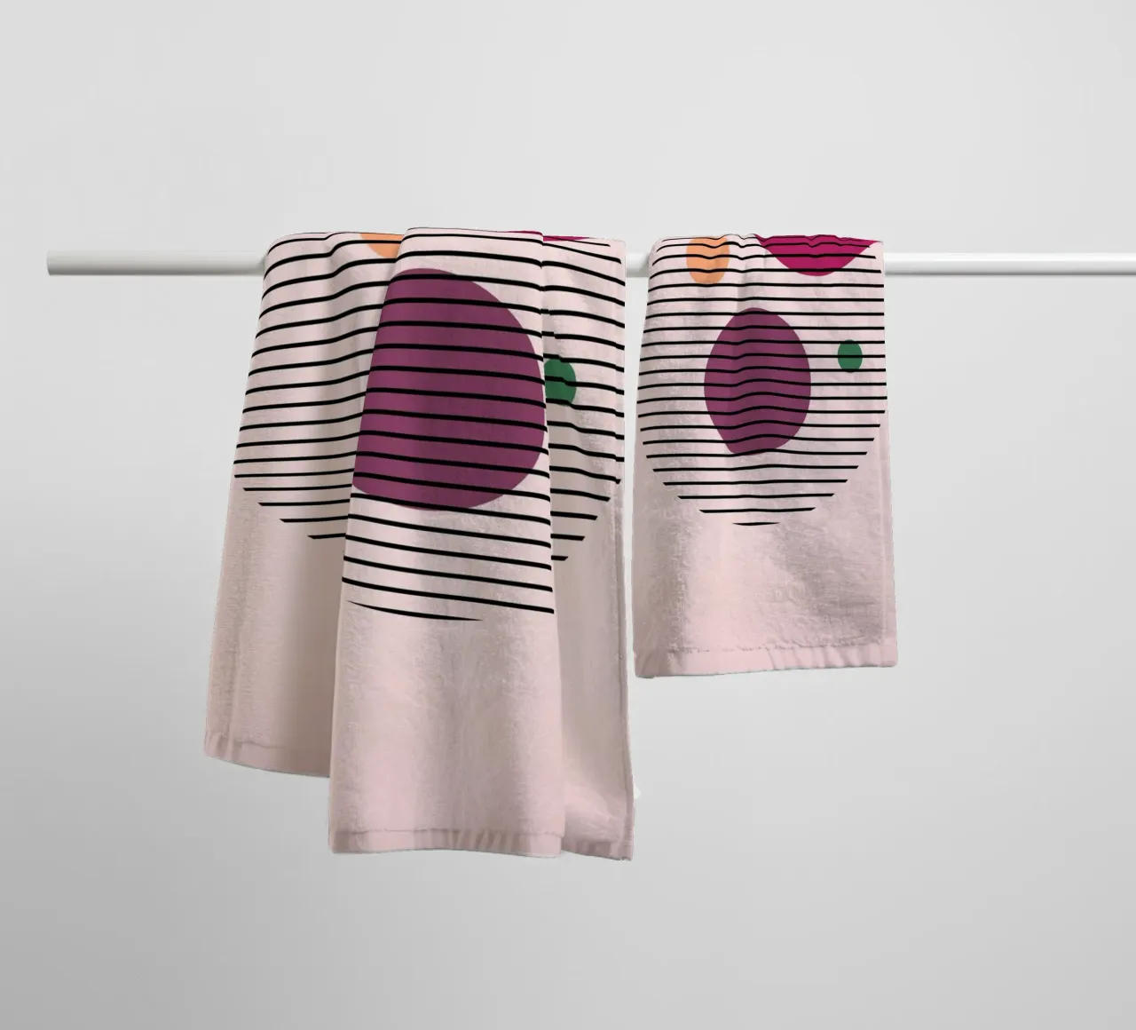 Abstract Circles – Geometrische Kunst in Rosa Handtuch von Studio Vibe