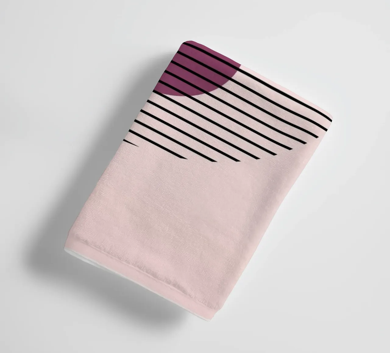 Abstract Circles – Geometrische Kunst in Rosa Handtuch von Studio Vibe