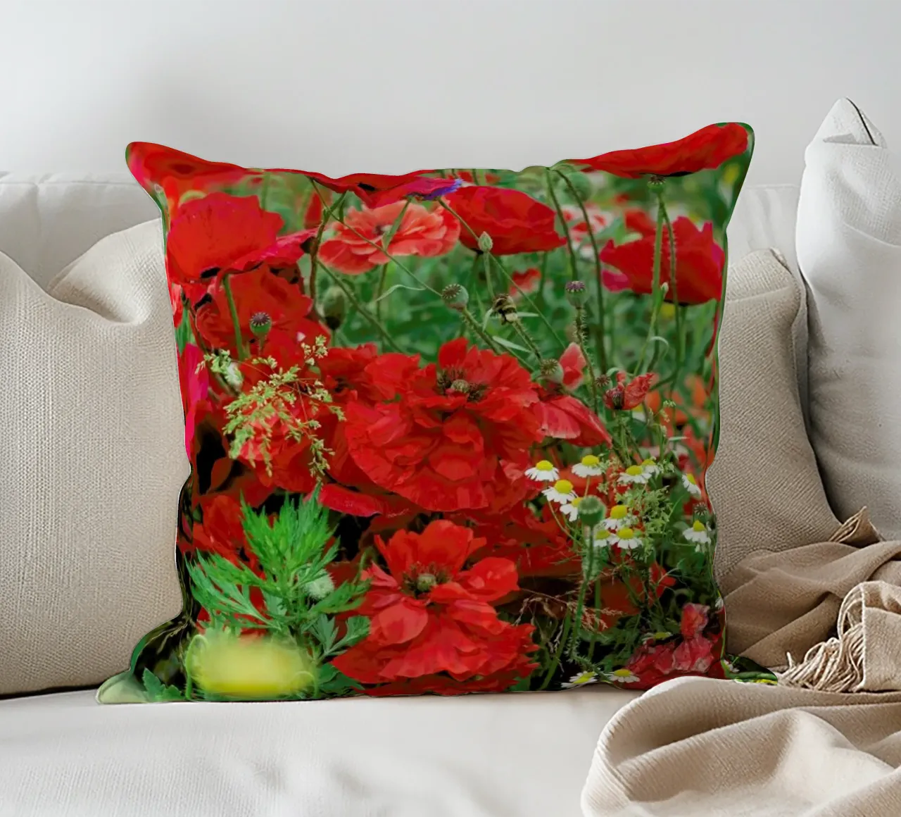 Romantic Red Poppybouquet cuscino da Curious Collections by Marielle Leenders