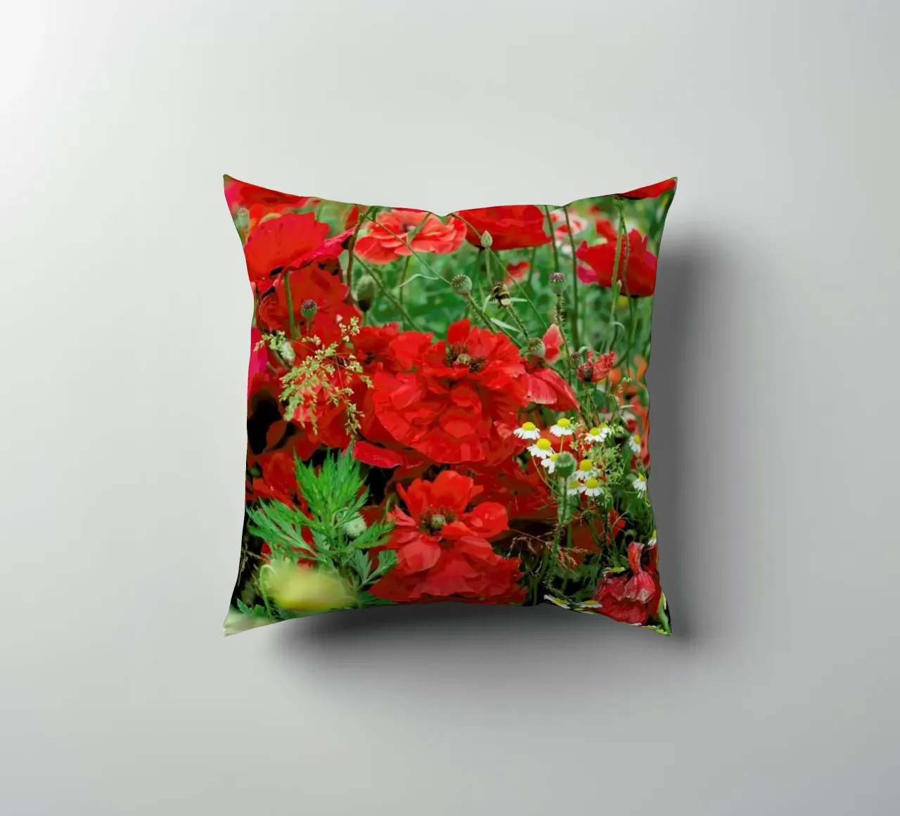 Romantic Red Poppybouquet cuscino da Curious Collections by Marielle Leenders