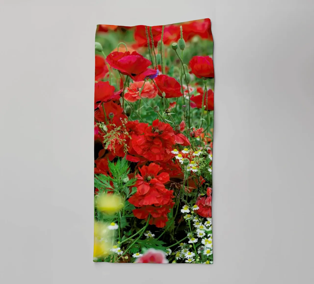 Romantic Red Poppybouquet asciugamano da bagno da Curious Collections by Marielle Leenders