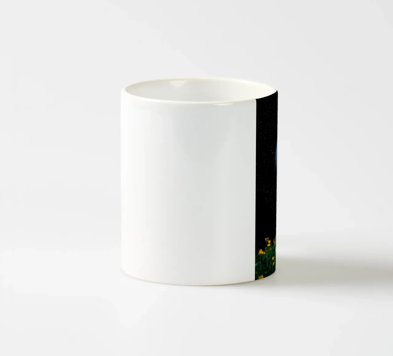 Terra nello spazio con fiori gialli tazza in ceramica da Cute Art