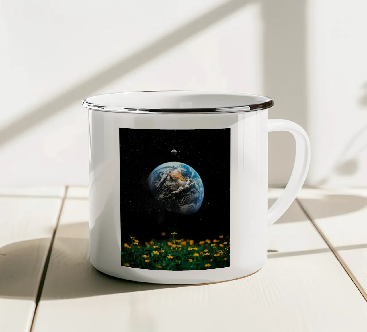 Terra nello spazio con fiori gialli tazza in smalto da Cute Art