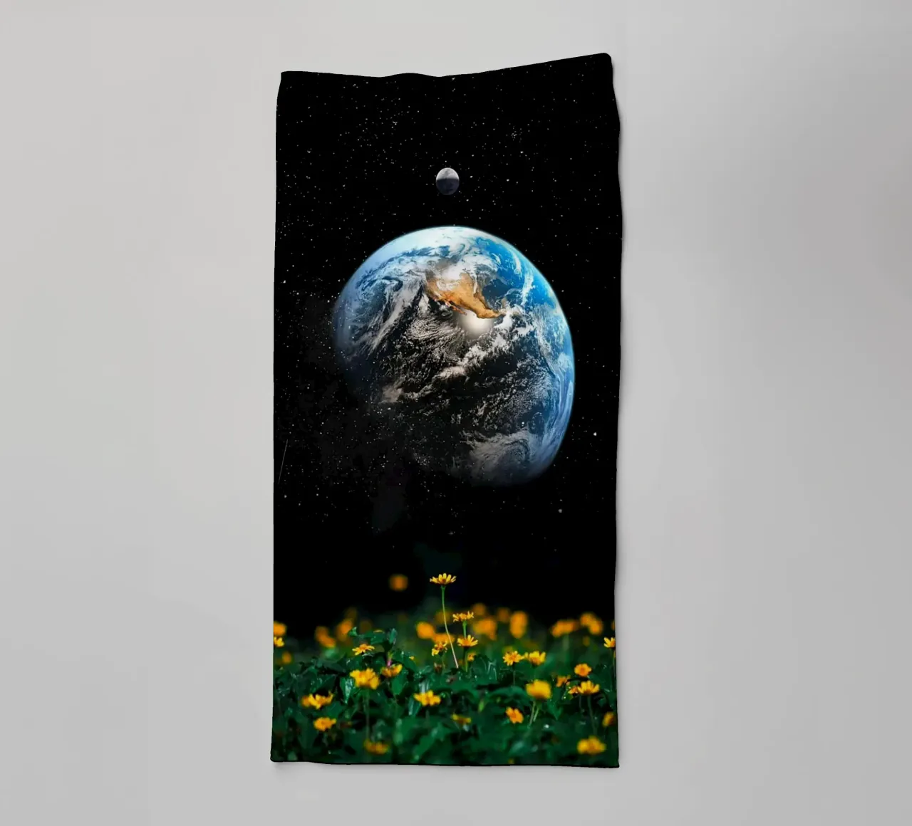 Aarde in de ruimte met gele bloemen badhanddoek van Cute Art