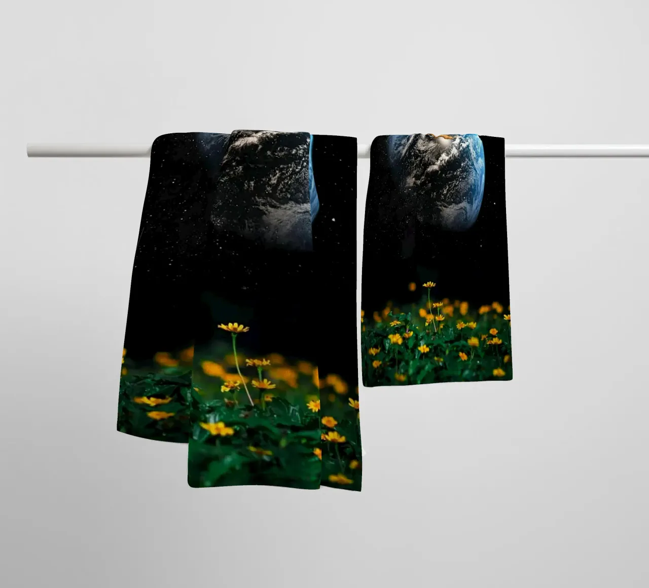Aarde in de ruimte met gele bloemen badhanddoek van Cute Art