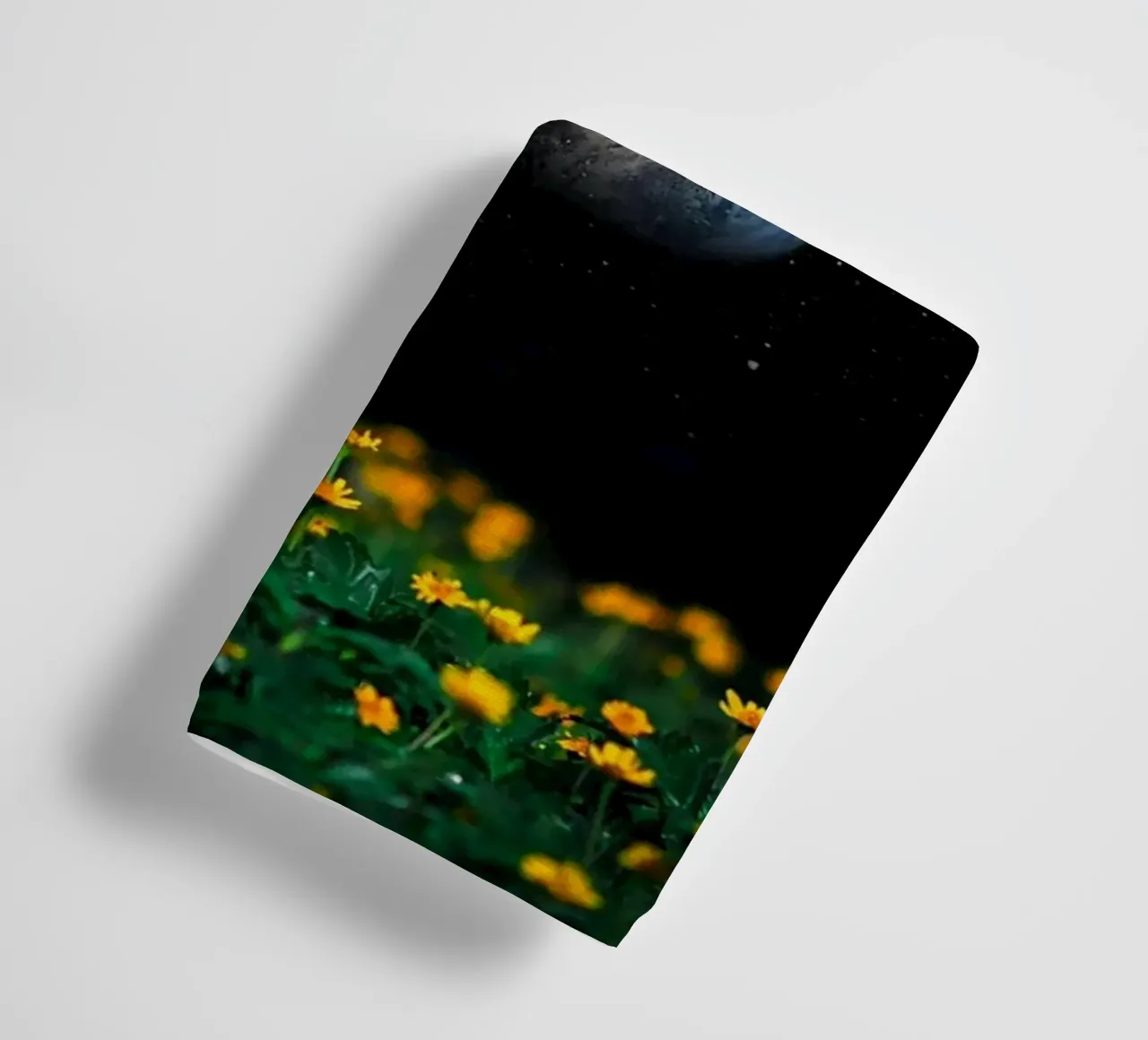 Aarde in de ruimte met gele bloemen badhanddoek van Cute Art