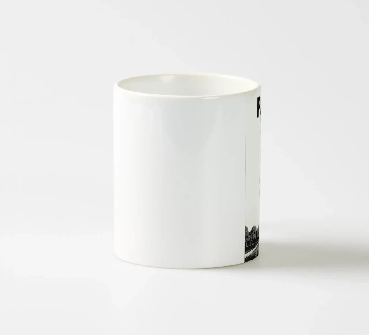 Eiffel Tower, Paris in black & white tazza in ceramica da Vintage Travelers