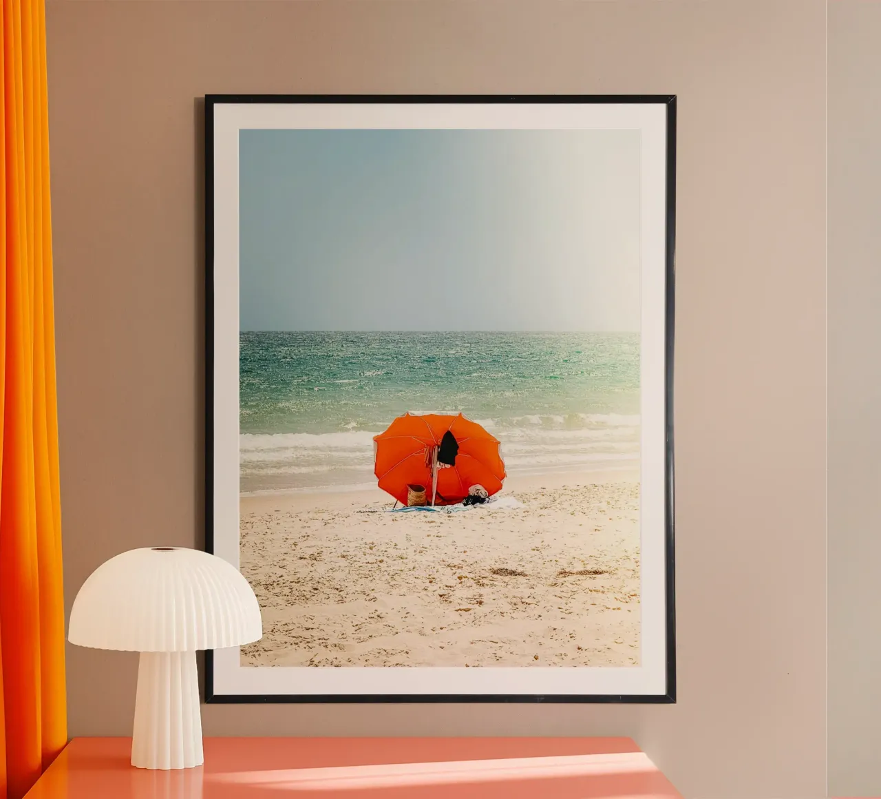 Orange Escape poster con telaio in legno da Thilo Grøsch
