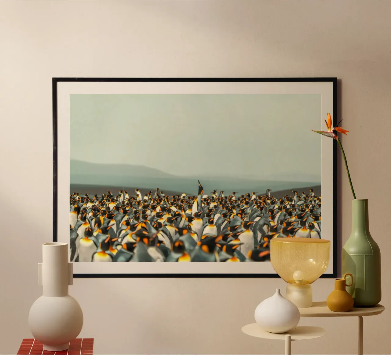 colonia di pinguini poster con telaio in alluminio da Earthly Visions
