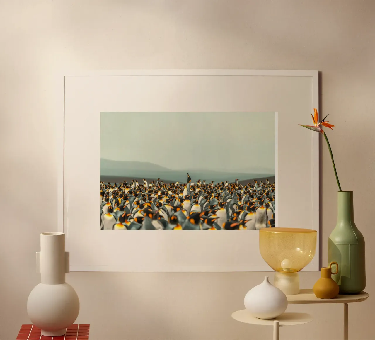 colonia di pinguini poster con telaio in alluminio da Earthly Visions