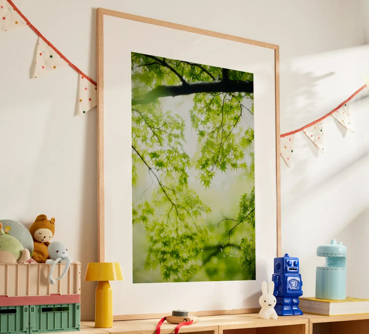 foglie verdi rami poster con telaio in plastica da Earthly Visions