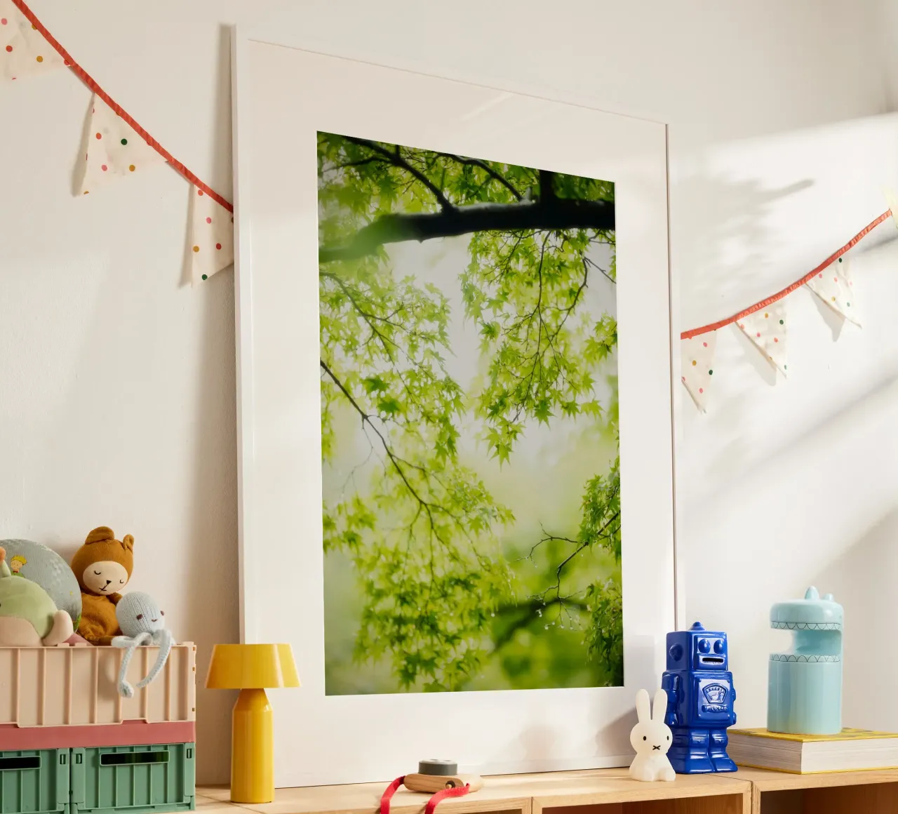 foglie verdi rami poster con telaio in plastica da Earthly Visions