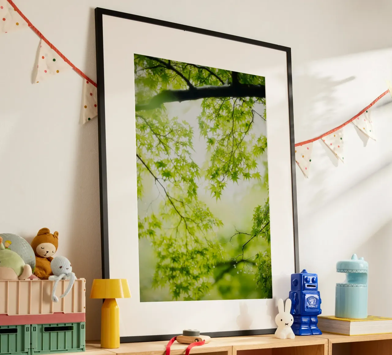 foglie verdi rami poster con telaio in plastica da Earthly Visions