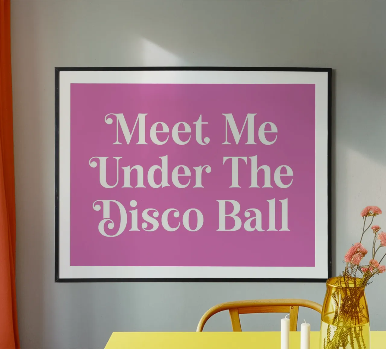 Incontriamoci sotto la palla da discoteca poster con telaio in plastica da Paigaam Studio