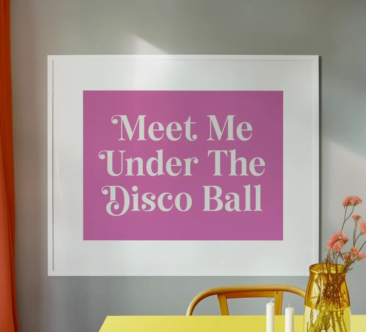 Incontriamoci sotto la palla da discoteca poster con telaio in plastica da Paigaam Studio
