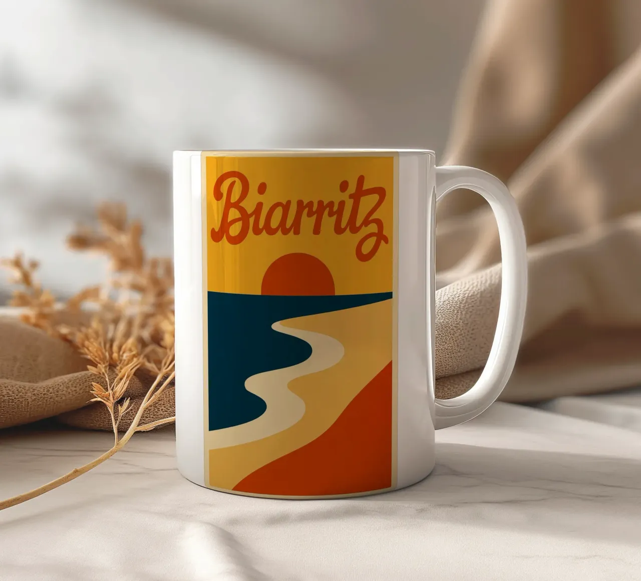 Biarritz. Un tramonto perfettamente curvo. tazza in ceramica da JETLAG | affiches voyage