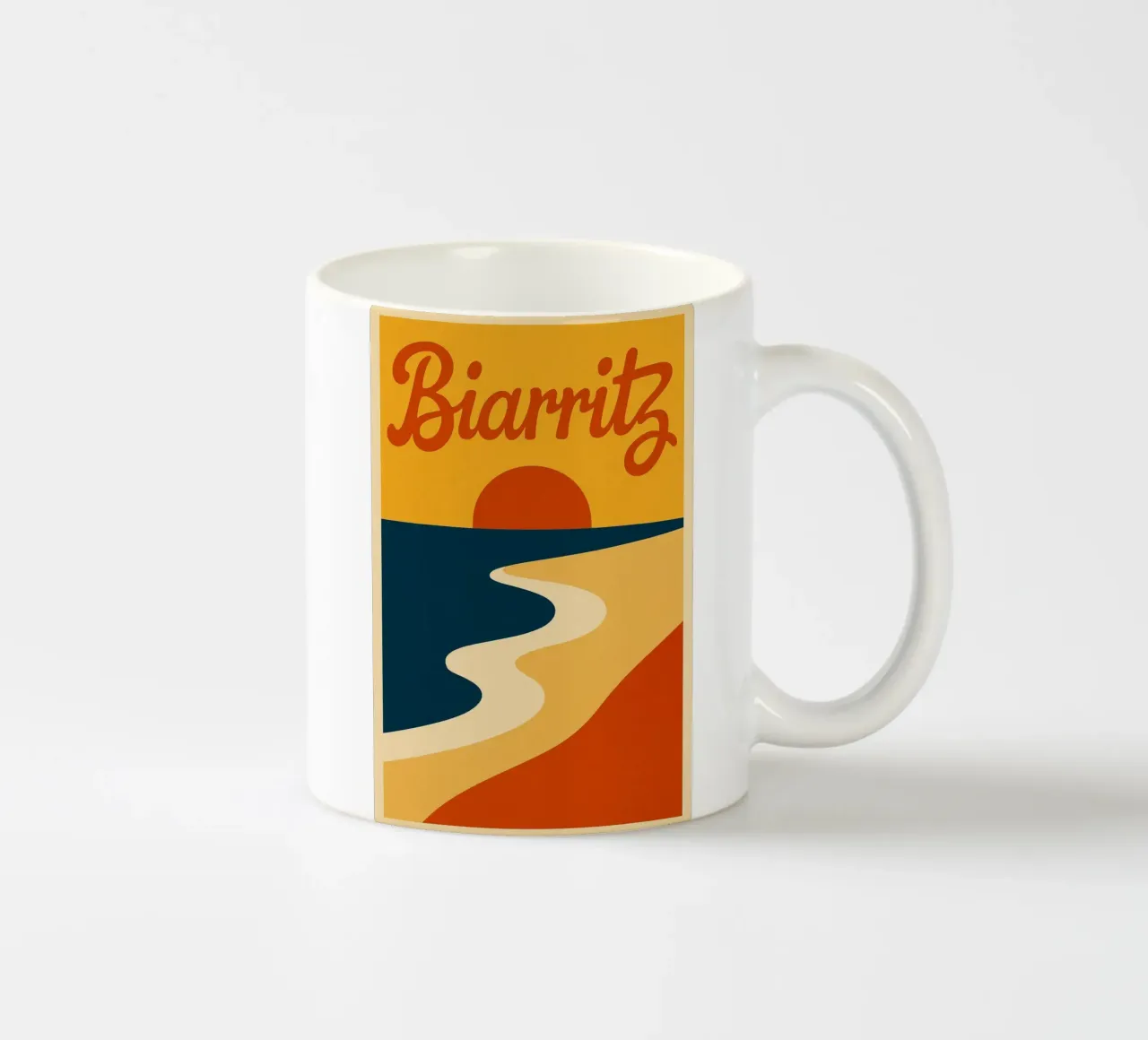 Biarritz. Un tramonto perfettamente curvo. tazza in ceramica da JETLAG | affiches voyage