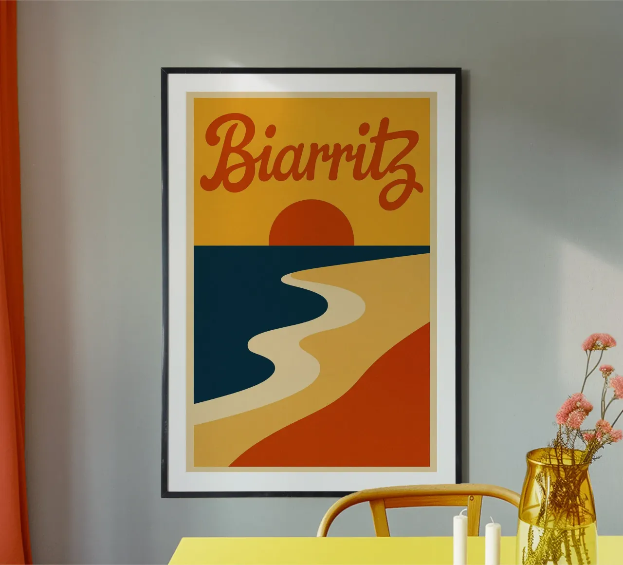 Biarritz. Un tramonto perfettamente curvo. poster con telaio in plastica da JETLAG | affiches voyage