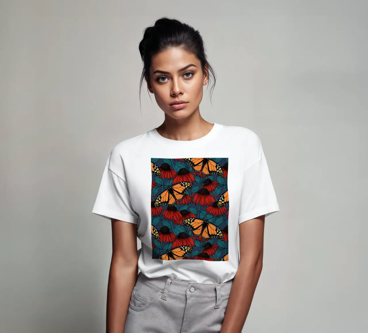 Farfalla monarca su fiori di conifera rossi t-shirt da Painted Nature