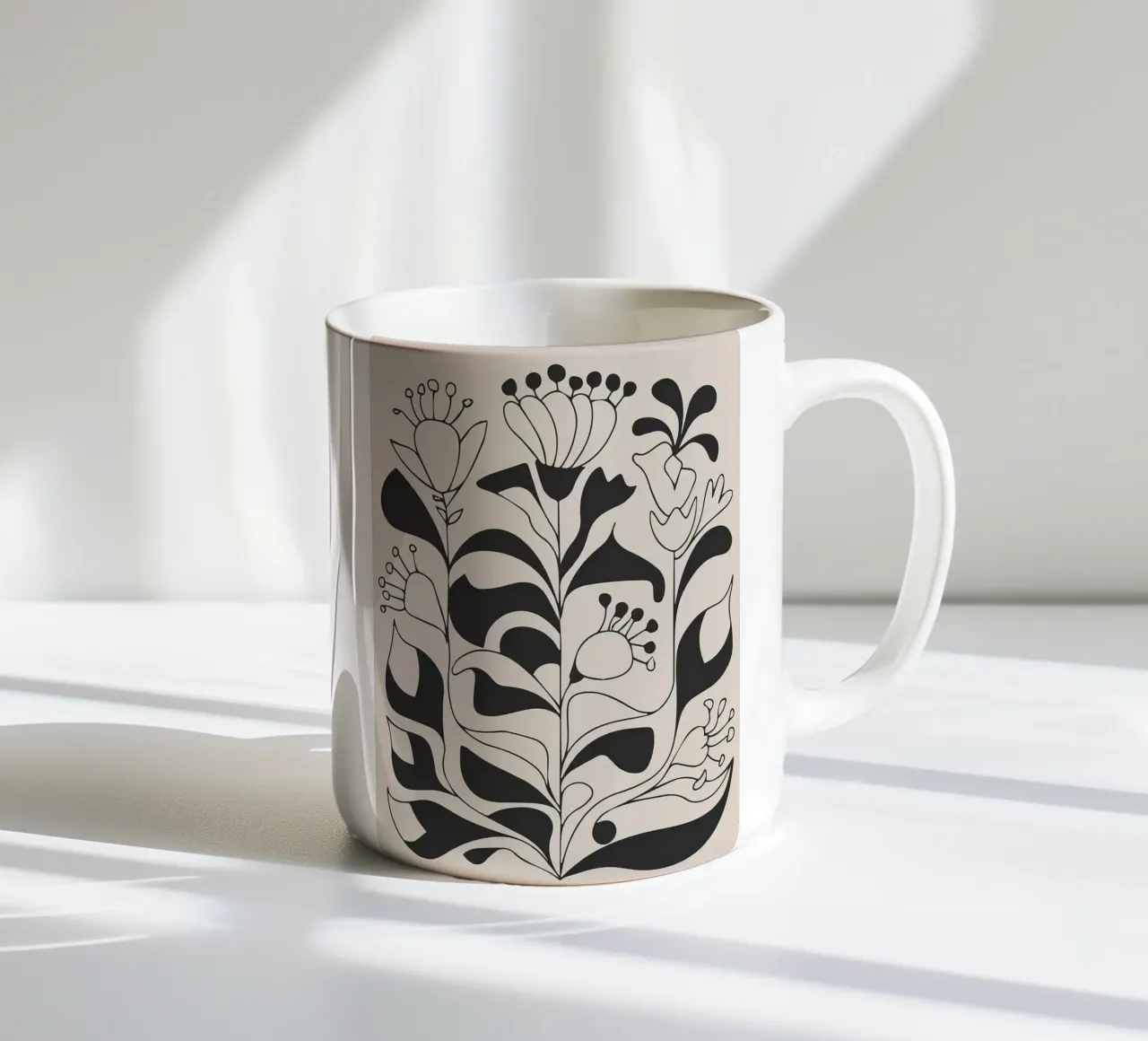 Arte floreale in bianco e nero tazza in ceramica da E Cannon
